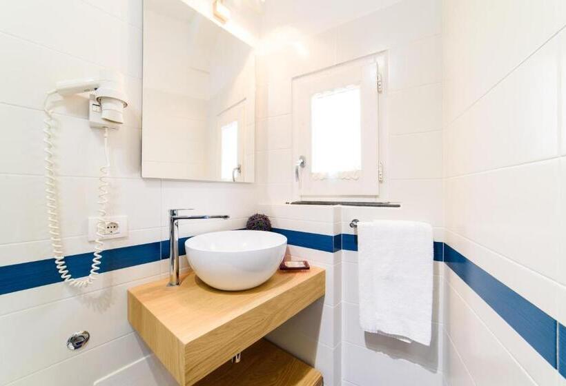 小型套房, Sharon House