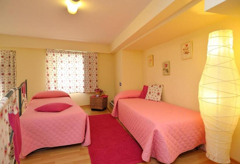 高级大房间, Sharon House