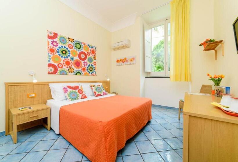 基本三人间, Sharon House