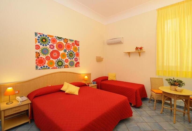 Семейный Номер, Sharon House