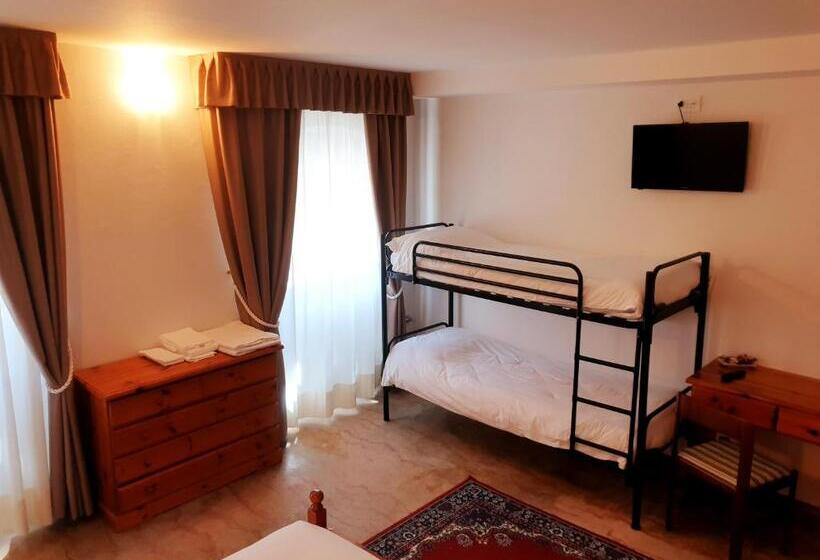 חדר סטנדרט לארבעה, Albergo Trieste