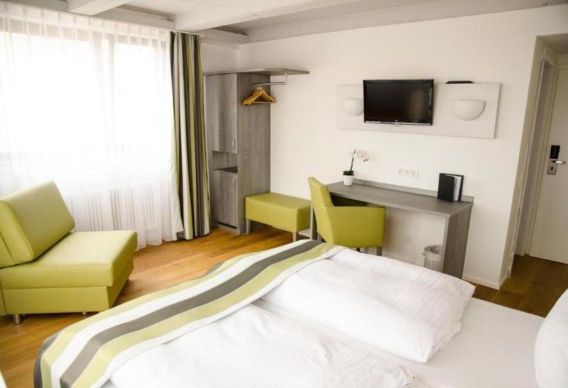 スタンダードトリプルルーム, Am Schloss