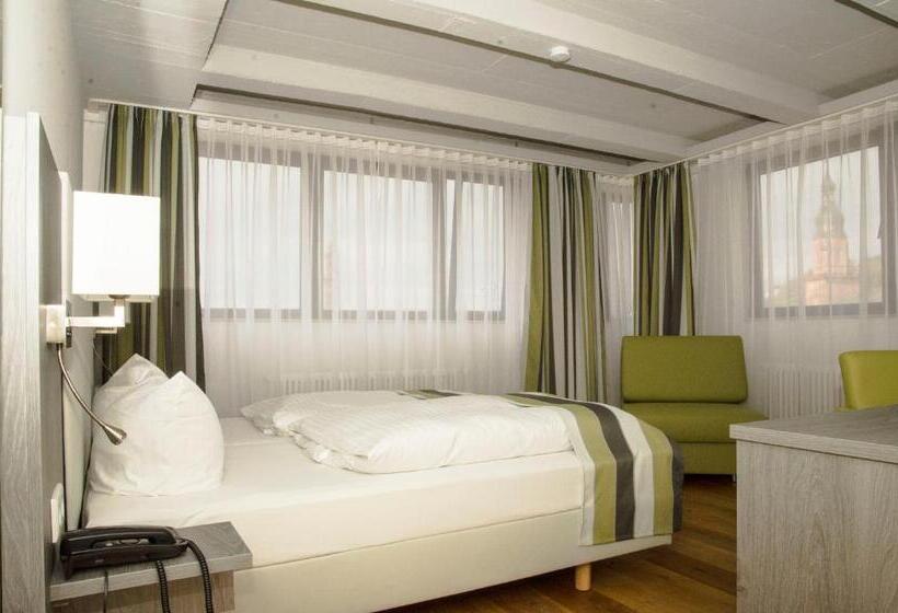 スタンダードトリプルルーム, Am Schloss