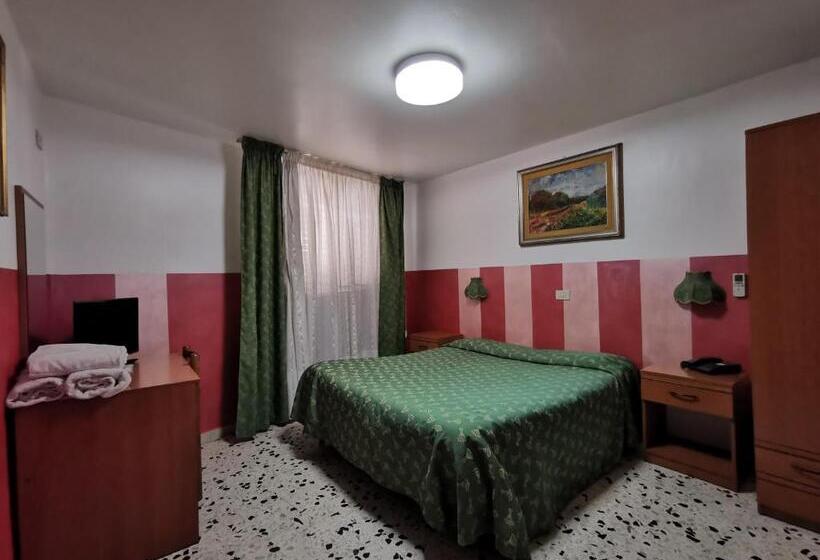 带共用浴室的标准房间, Cortese