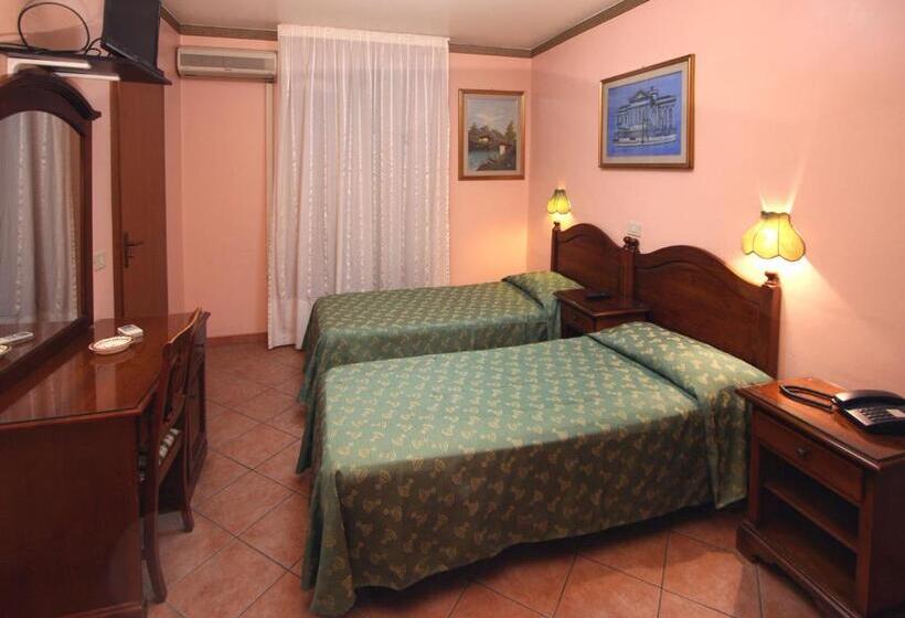 标准三人间, Cortese