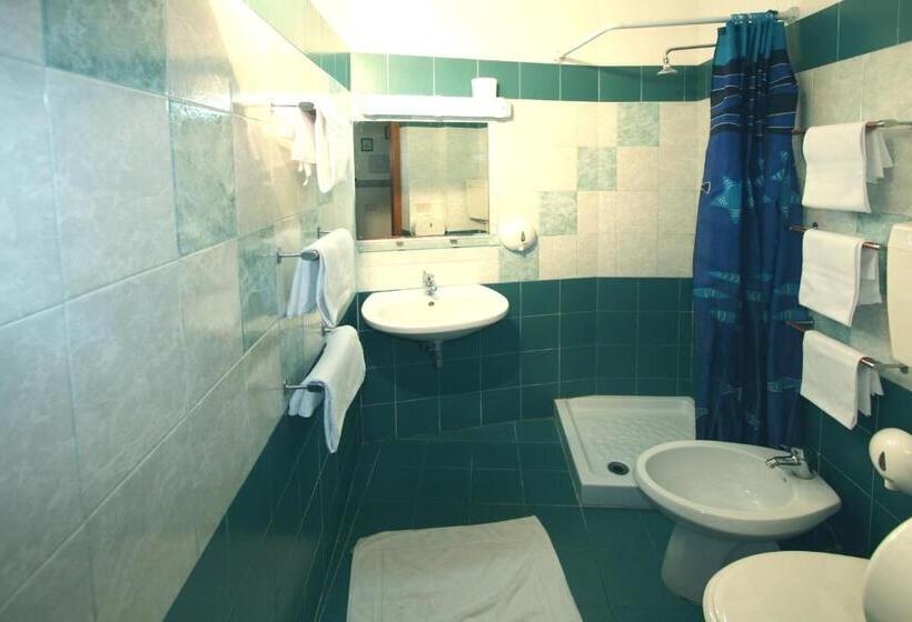 标准三人间, Cortese