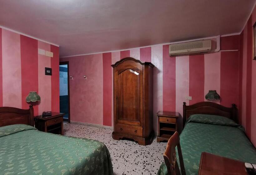 标准三人间, Cortese