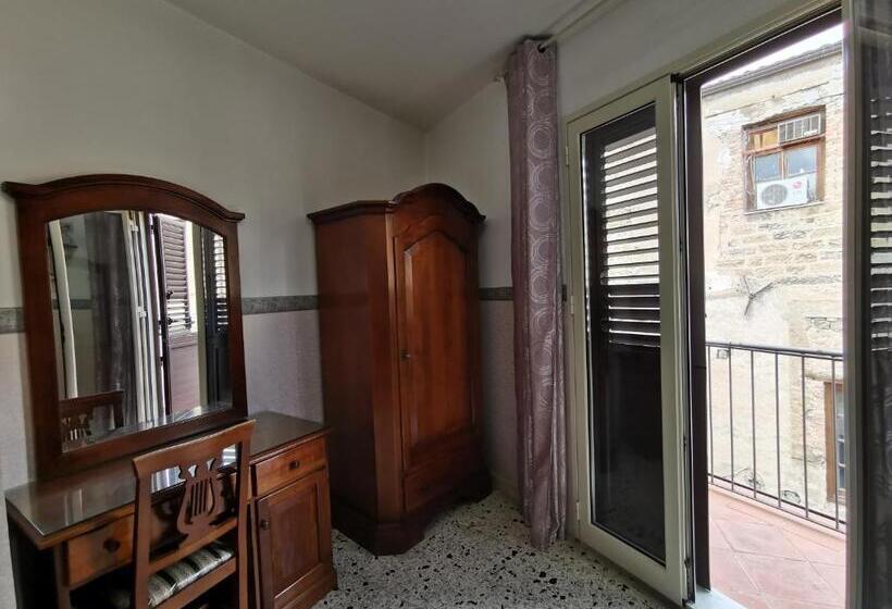 标准单人间, Cortese