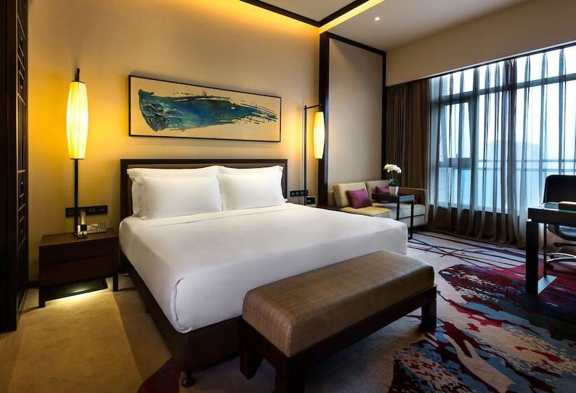 Premium Room Golf View, Crowne Plaza Chongqing New North Zone, An Ihg