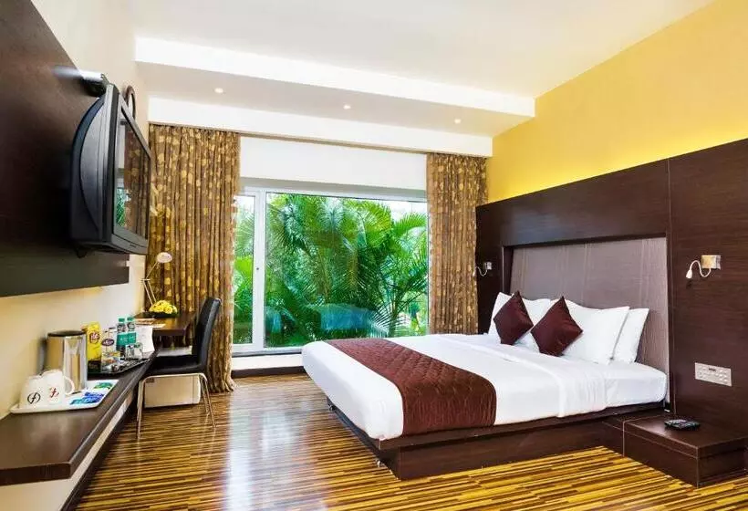 キングサイズベッドのデラックスルーム, Flora Airport Hotel And Convention Centre Kochi