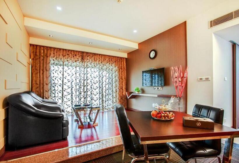 スイート, Flora Airport Hotel And Convention Centre Kochi