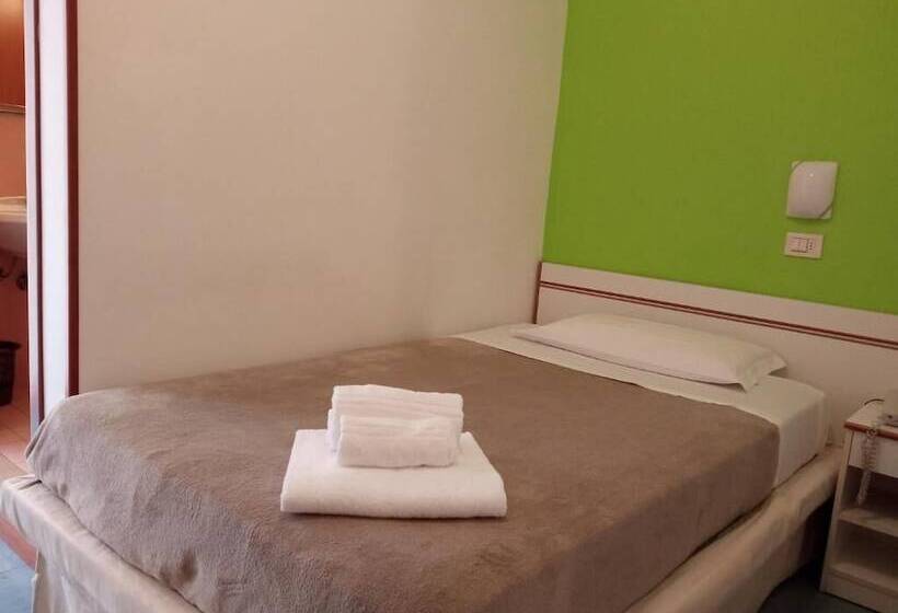 이코노미 룸, Helios Beach