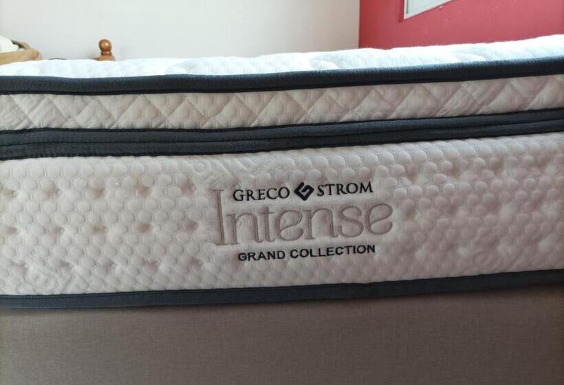 דירת חדר, Mediterranean Sea Top Floor