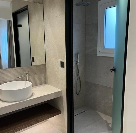 דירת חדר, Mediterranean Sea Top Floor