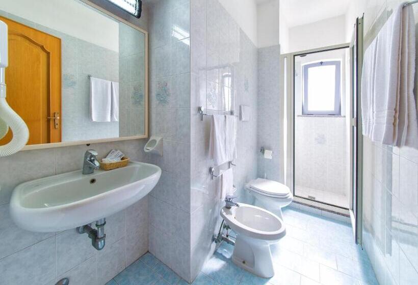 Camera Familiare, Zaro