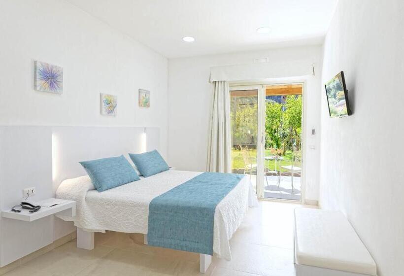 Camera Superiore Vista Giardino, Zaro