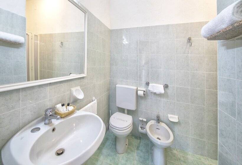 Camera Tripla Comfort, Zaro