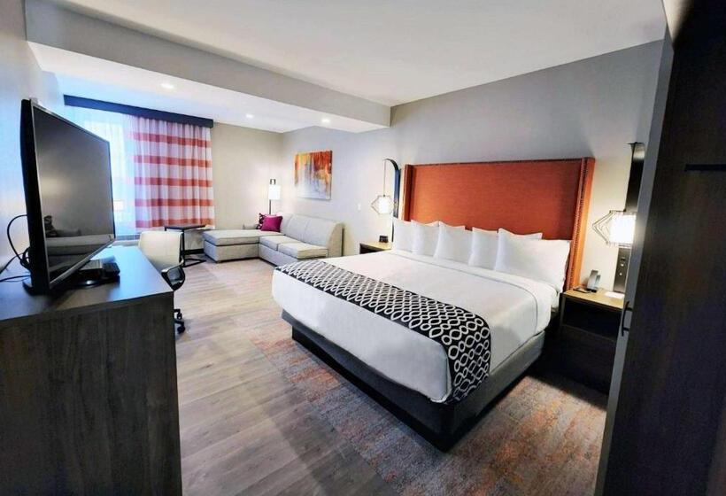 מיטת קינג בסוויטה, La Quinta Inn & Suites By Wyndham Pflugerville