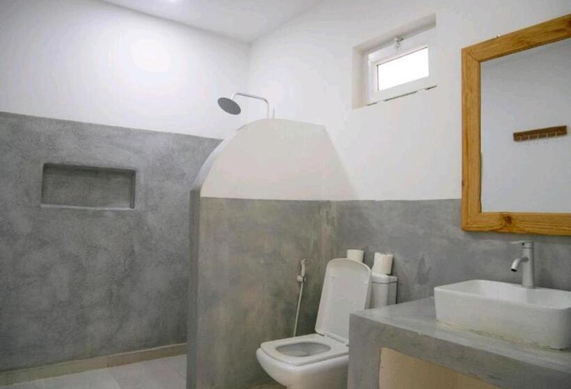 חדר סטנדרט לשלושה, Jahazi