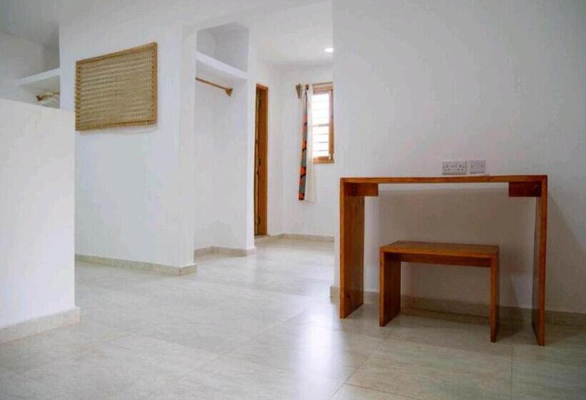 اتاق استاندارد سه نفره, Jahazi