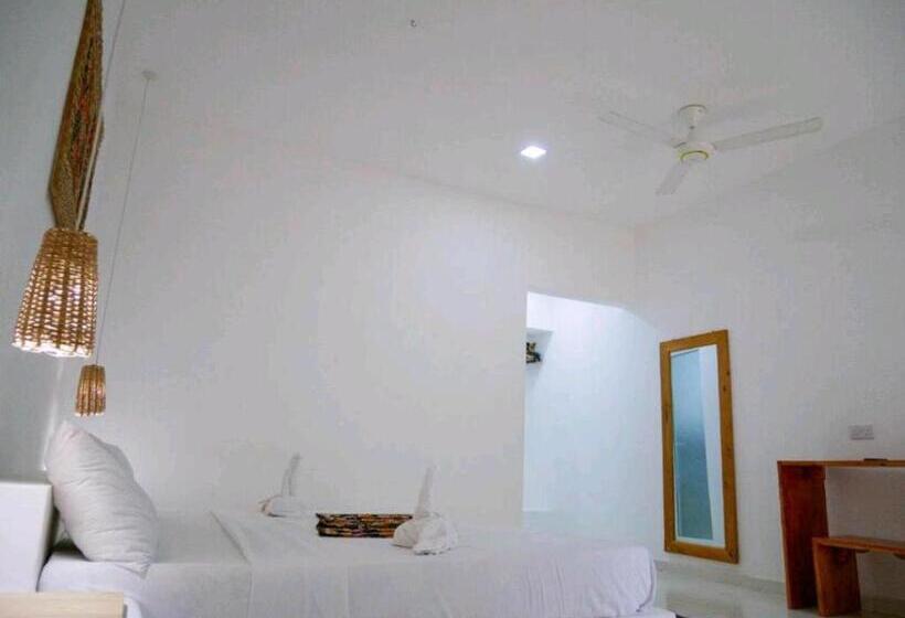 חדר סטנדרט לשלושה, Jahazi