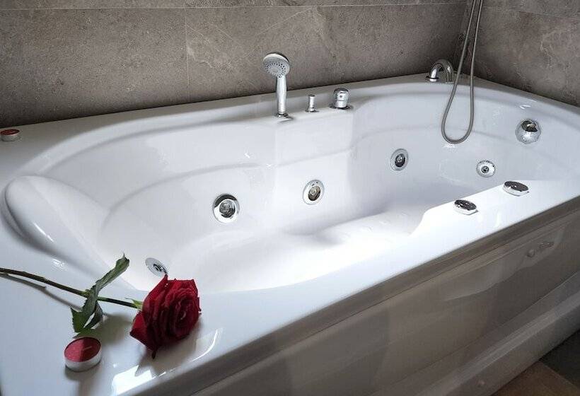 חדק דלוקס עם ג'קוזי, Imperator