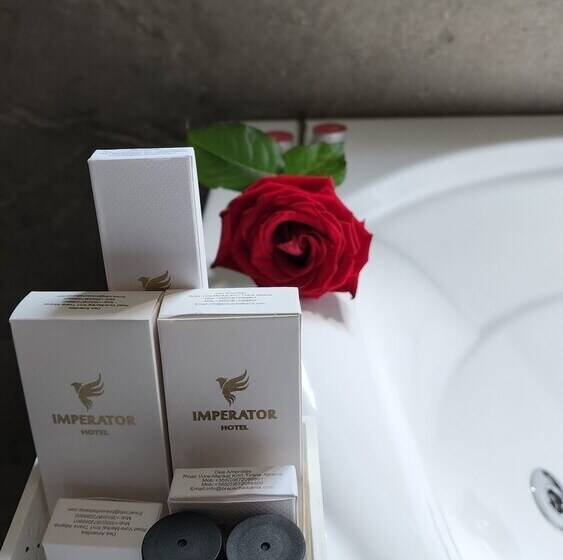 חדר דלוקס לשלושה, Imperator