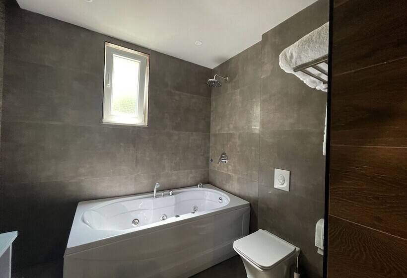 חדר דלוקס לשלושה, Imperator