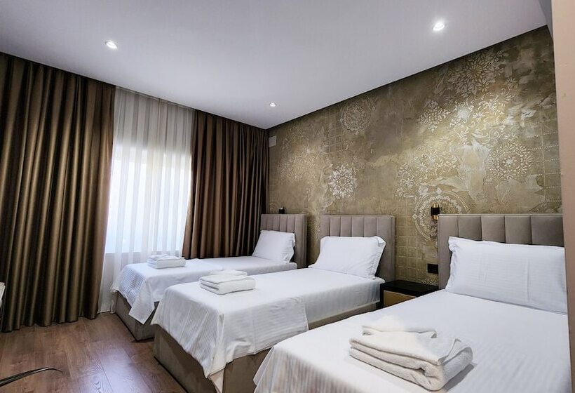 חדר בסיסי לשלושה, Imperator