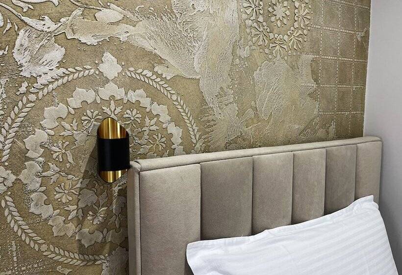 חדר בסיסי לשלושה, Imperator