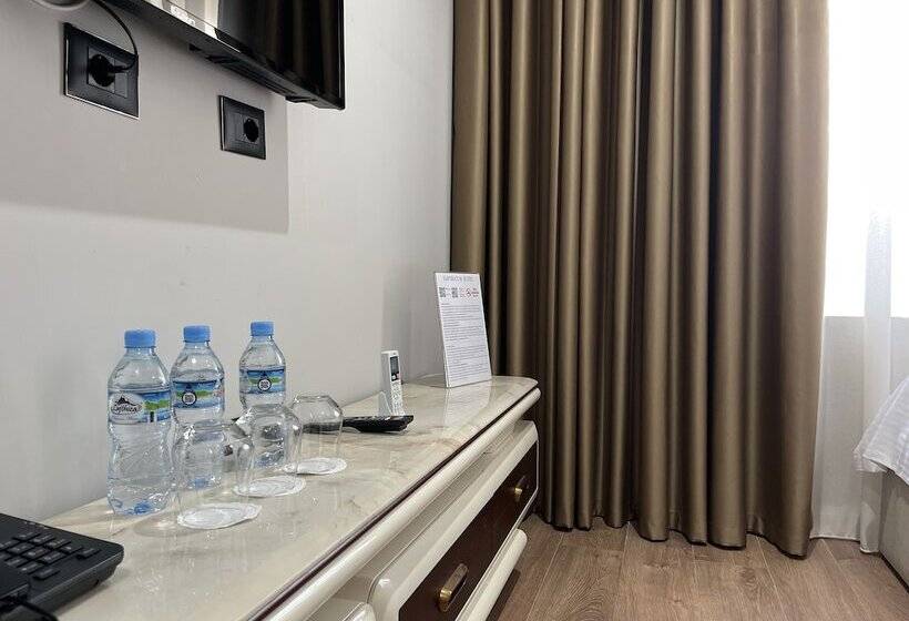 חדר בסיסי לשלושה, Imperator