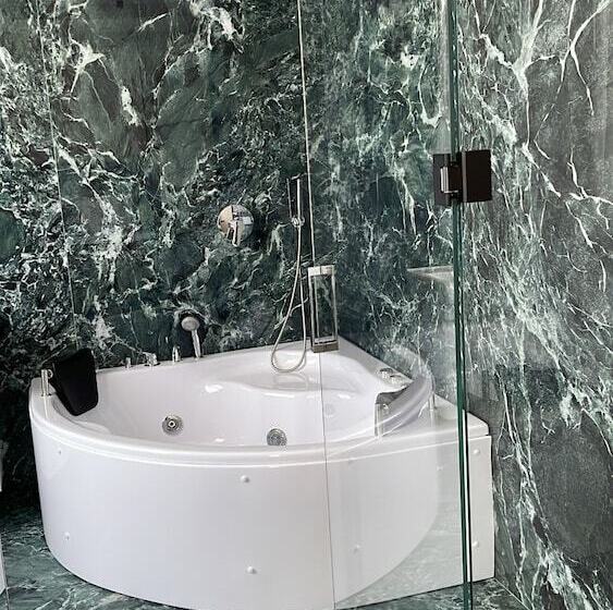 סוויטת סופריור, Imperator