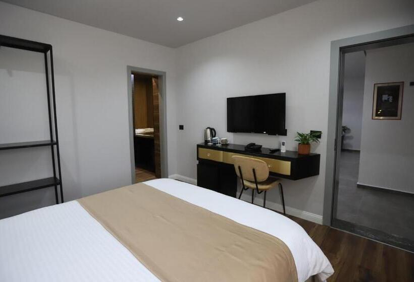 חדק דלוקס עם ג'קוזי, Imperator