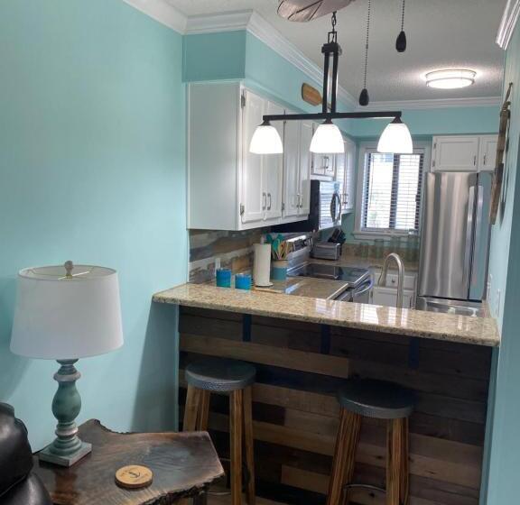 חדר משפחתי, The Rustic Anchor