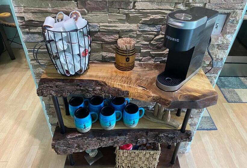 חדר משפחתי, The Rustic Anchor