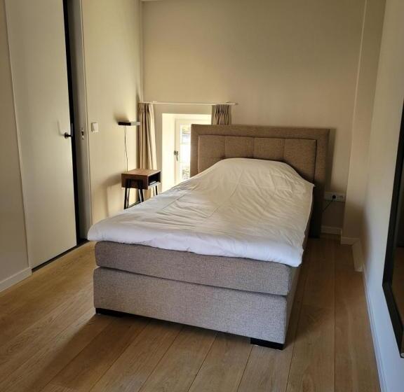 اتاق استاندارد یک نفره, B&b Kasteel Wolfrath