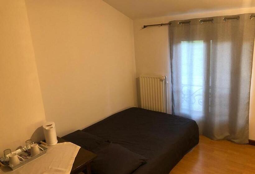 غرفة عائلية, La Varnière