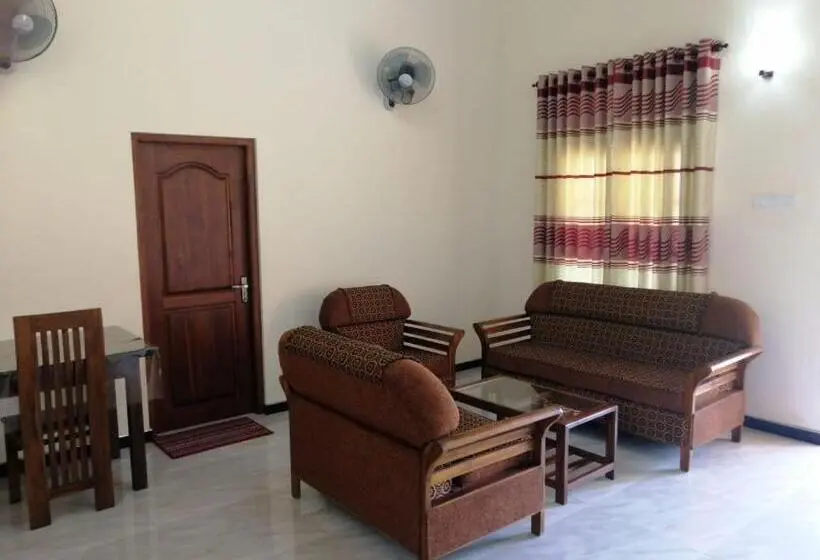 Deluxe Kolmen Hengen Huone, Lahiru Airport Villa