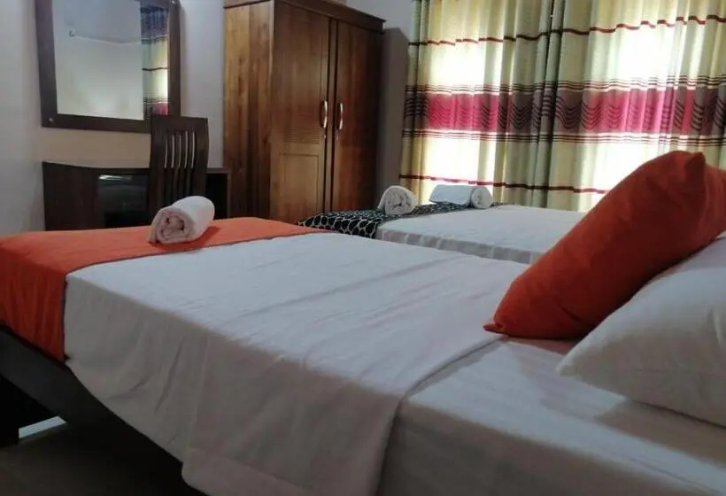 Deluxe Kolmen Hengen Huone, Lahiru Airport Villa