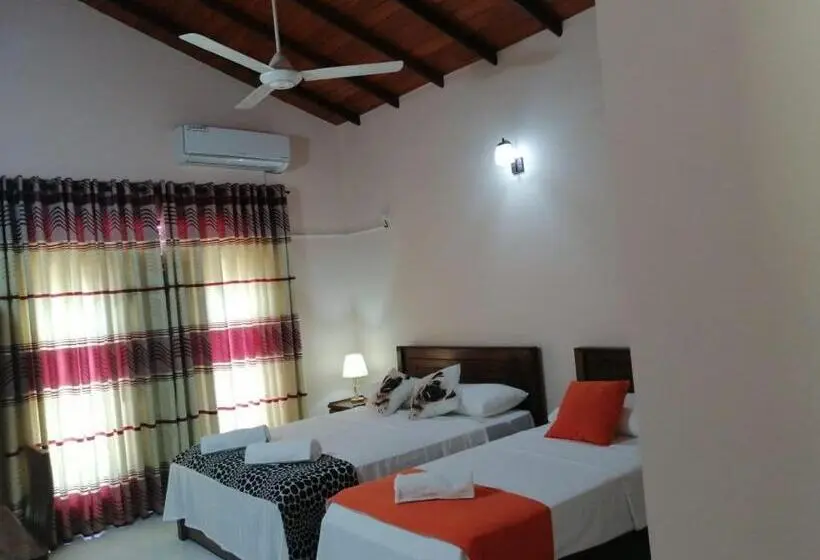 Deluxe Kolmen Hengen Huone, Lahiru Airport Villa