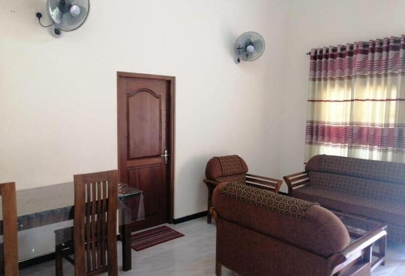 Quarto Triplo Deluxe, Lahiru Airport Villa