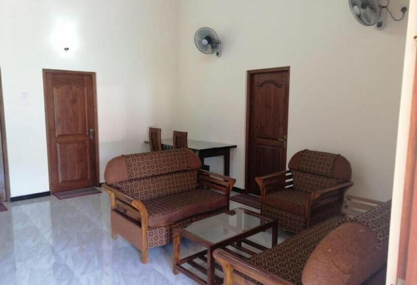 חדר דלוקס לשלושה, Lahiru Airport Villa