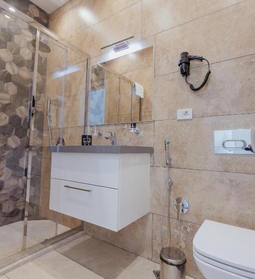 اتاق لوکس خانوادگی, Callisto