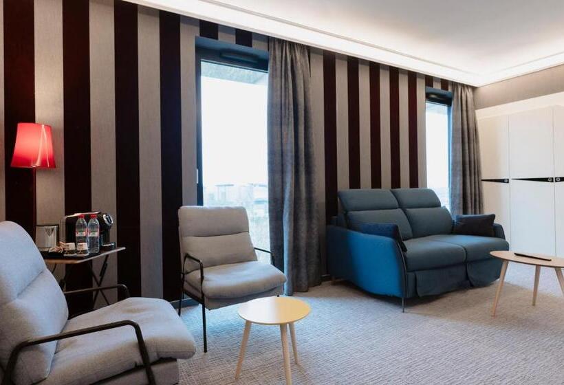 סוויטה עם ג'קוזי, Dali Val D Europe