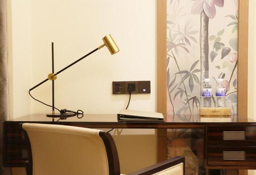 חדר אקזקיוטיב נוף לגינה, La Quinta By Wyndham Weifang South