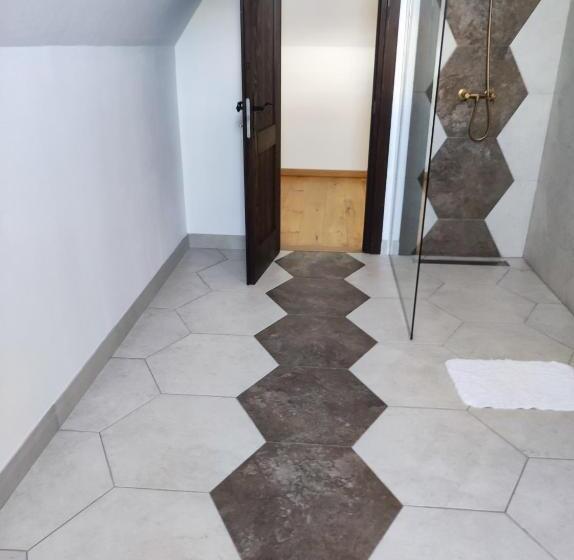 スーペリアトリプルルーム, Ograda Bunicilor