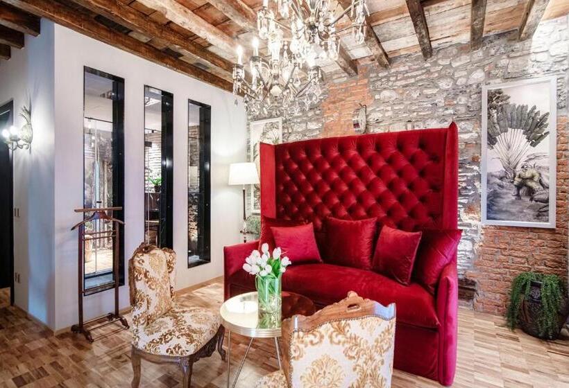 سوییت لوکس, Aurum   Como Luxury Suites