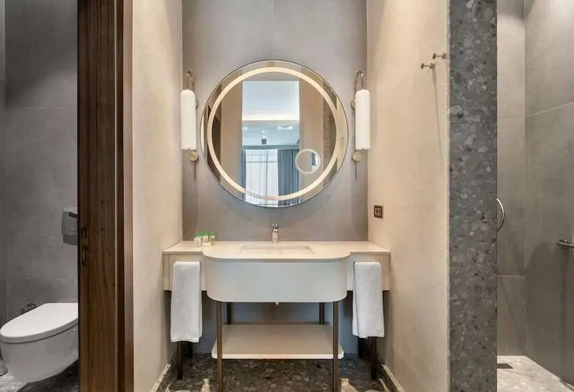 Superior swim-up room