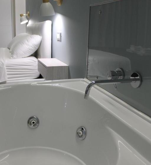 اتاق استاندارد با وان آب گرم, Zaro Suites B&b