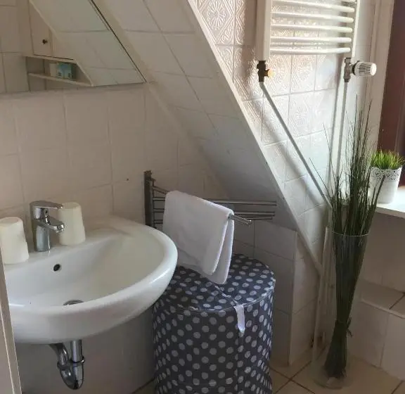 バスルーム共有のシングルスタンダード, Gartenlaube Marburg
